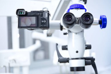 Profesyonel dişçi endodontik dürbün mikroskobu. Modern dijital tıp ekipmanları. Oral sorunların daha iyi tedavi edilmesi için mikroskop