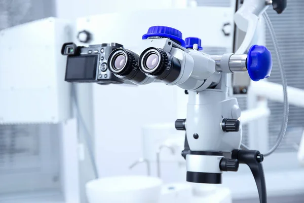 Profesyonel dişçi endodontik dürbün mikroskobu. Modern dijital tıp ekipmanları. Oral sorunların daha iyi tedavi edilmesi için mikroskop