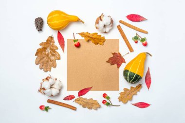 Kağıt çerçeve ve sonbahar yaprakları, pamuk, balkabağı, tarçın arka planı. Sonbahar modeli. Sonbahar kompozisyonu, sonbahar konsepti. Düz konum, üst görünüm ve boşluk kopyala.
