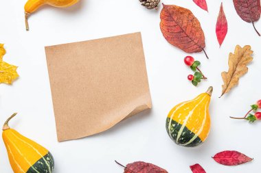 Kağıt çerçeve ve sonbahar yaprakları, balkabağı, arka plan. Sonbahar modeli. Sonbahar kompozisyonu, sonbahar konsepti. Düz konum, üst görünüm ve kopyalama alanı. Yapışkan notlar