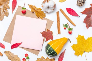 Kağıt çerçeve ve sonbahar yaprakları, pamuk, balkabağı, tarçın arka planı. Sonbahar modeli. Sonbahar kompozisyonu, sonbahar konsepti. Düz konum, üst görünüm ve boşluk kopyala.