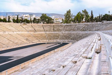 Atina 'daki Panathenaic Stadyumu' nun geniş mermer tribünleri ve rayları, olimpiyat mirası, antik mimari