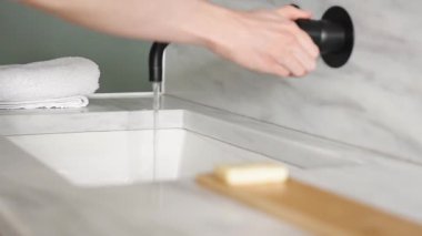 Kapalı çekimde sabun alan, akan suyun altında köpüren ve ağır çekimde sabunluğa dönen eller, sağlık hizmetleri, kişisel hijyen