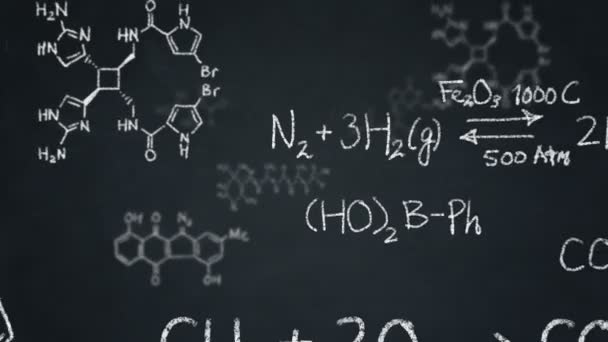 Kemi formler och strukturer flyter på svarta tavlan — Stockvideo