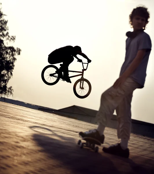 Teenager on a bicycle — Stock Photo, Image