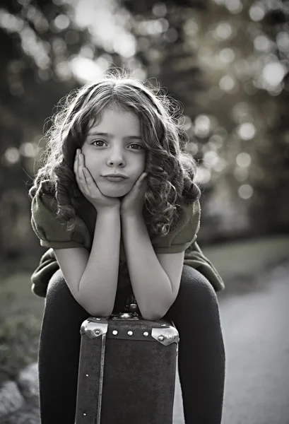 Viajante menina com uma mala — Fotografia de Stock