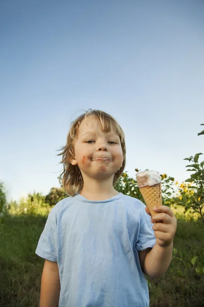 아이스크림을 먹는 행복 한 소년 — 스톡 사진