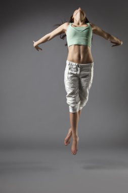 Güzellik kız dans gri arka plan üzerinde