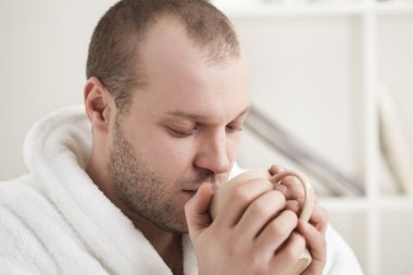 Çay fincanlı donmuş adam.