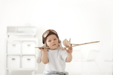 oğlan uçağın içinde el ile