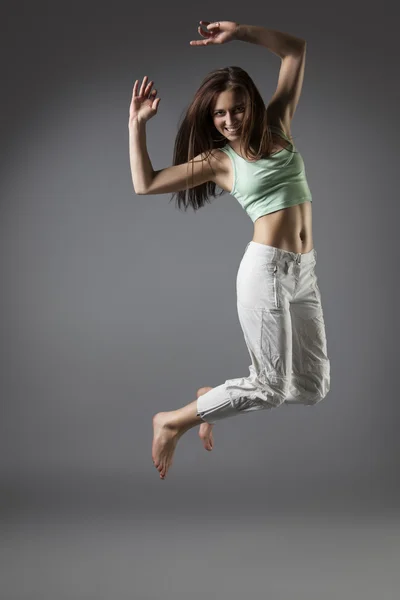 Bellezza ragazza danza su sfondo grigio — Foto Stock