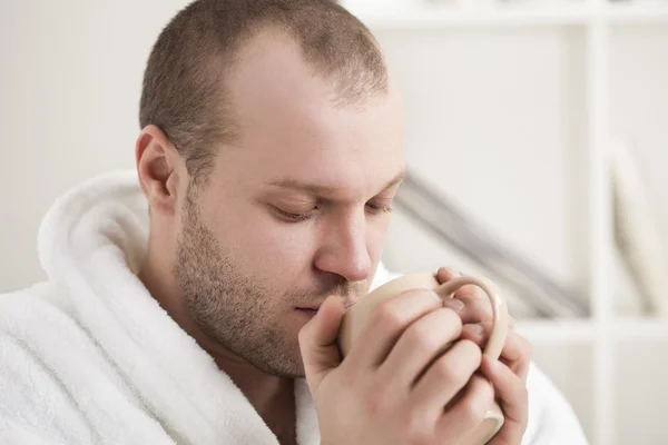 Uomo congelato con tazza di tè — Foto Stock