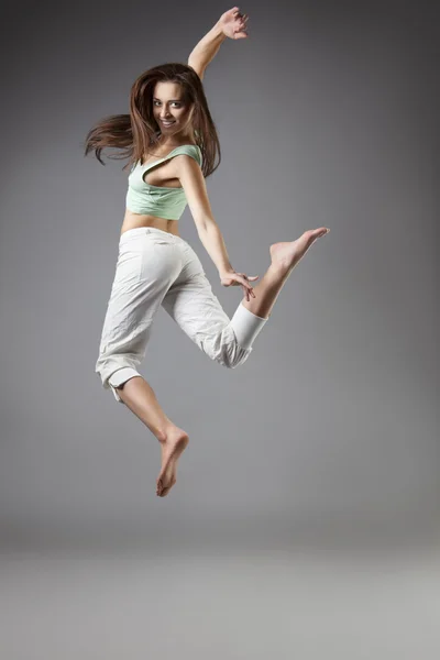 Bellezza ragazza danza su sfondo grigio — Foto Stock