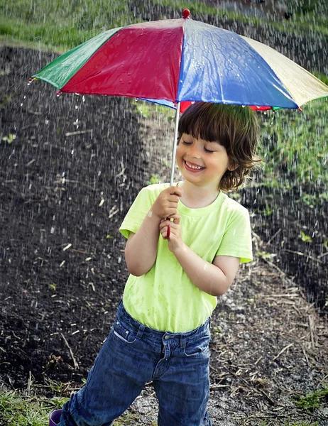 Ragazzo felice con ombrello — Foto Stock