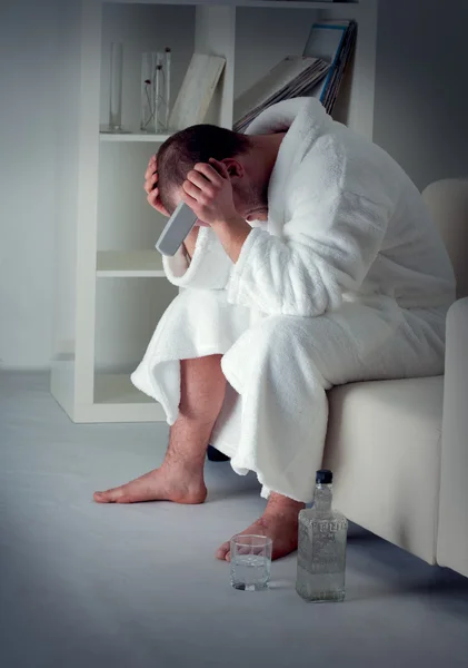 Trieste man alleen op een kamer — Stockfoto