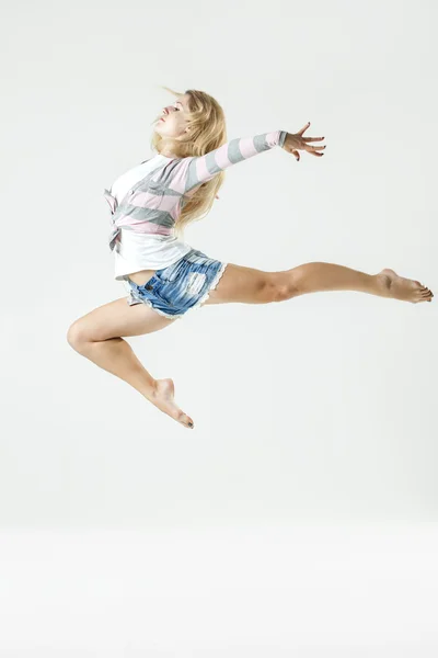 Piękna dziewczyna taniec na szarym tle — Zdjęcie stockowe