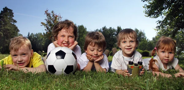 Garçons heureux avec ballon de football — Photo