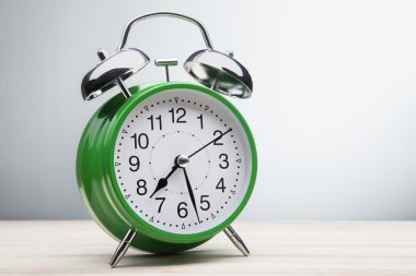 Yeşil çalar saat sabah uyandırma saati
