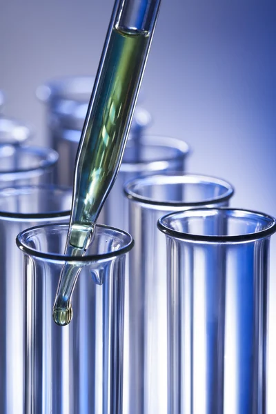 Reagenzglas mit Tropfer auf blauem Hintergrund — Stockfoto