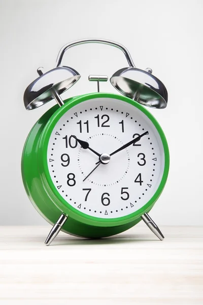Zelený budík ranní wake-up čas — Stock fotografie