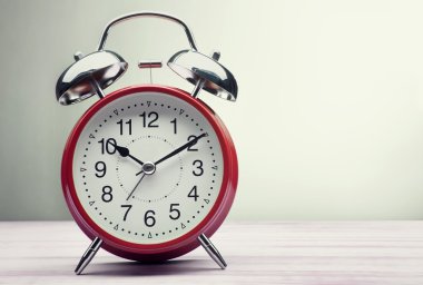 Yeşil çalar saat sabah uyandırma saati