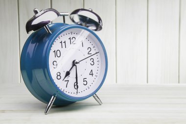 Yeşil çalar saat sabah uyandırma saati