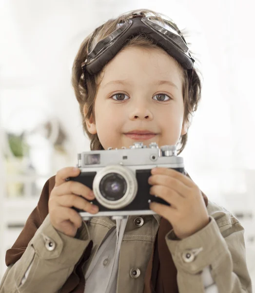 Šťastný chlapec s retro fotoaparát — Stock fotografie