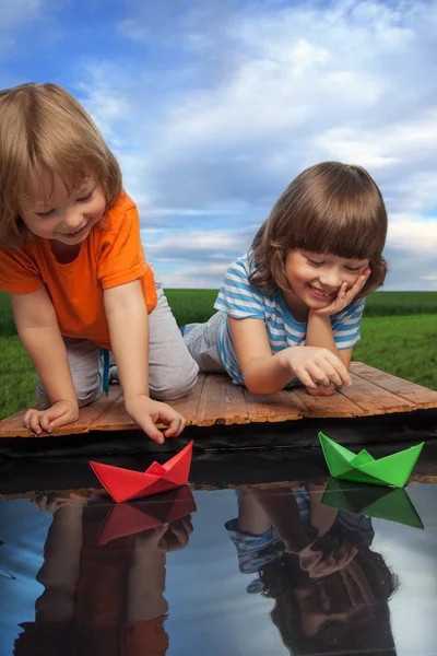 Zwei Jungen spielen in Pfütze — Stockfoto