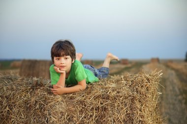 Çocuk alanında samanlıkta