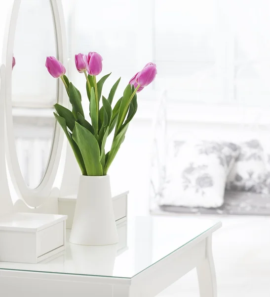 Roze tulpen in witte kamer — Stockfoto