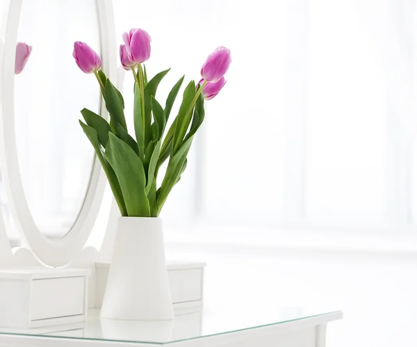 Tulipanes rosados en habitación blanca — Foto de Stock