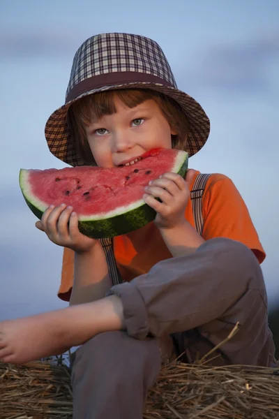 スイカを食べる少年 — ストック写真