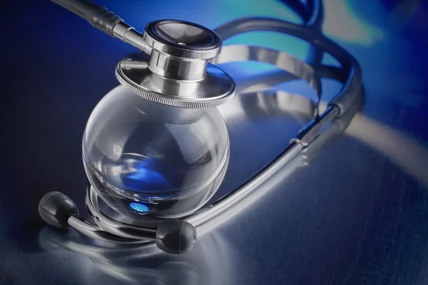 Metal stethoscope on globe — Stock Photo, Image