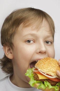 burger ile mutlu çocuk