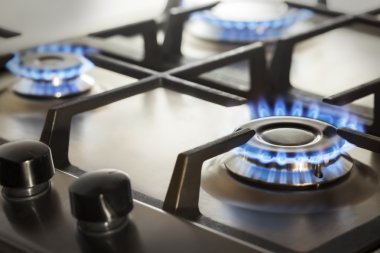 Mutfak gaz ocağı ve yanan propan gazı.