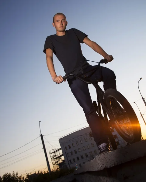 Tiener op een fiets buitenshuis — Stockfoto