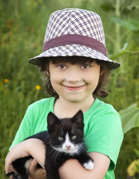 Щаслива дитина з кошеням — стокове фото
