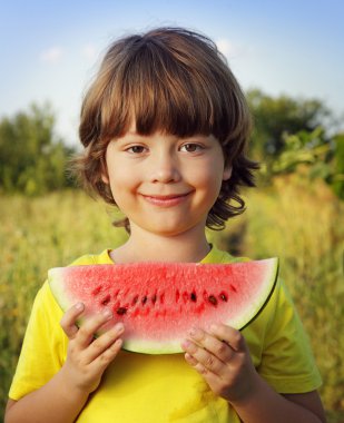 mutlu çocuk bahçesinde karpuz yeme