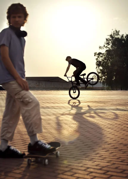 Adolescente em uma bicicleta — Fotografia de Stock