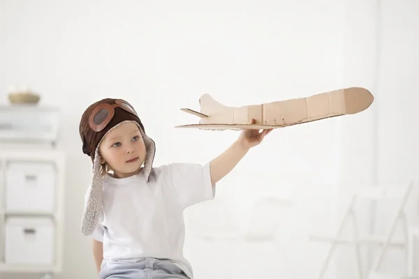 Boldog fiú kezében repülőgép — Stock Fotó