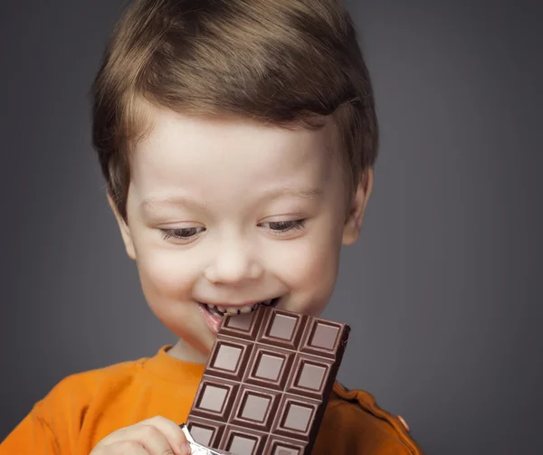 Ragazzo con barretta di cioccolato — Foto Stock