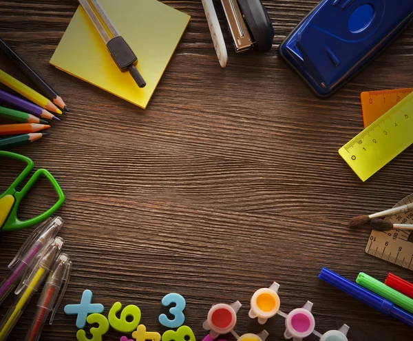 ahşap masa üzerinde ileti örneği çerçeve kümesi