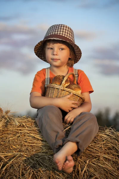 Menino com cesta de pães — Fotografia de Stock