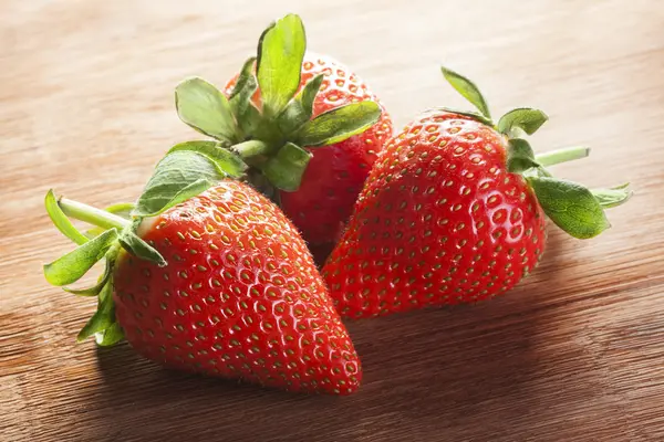 Erdbeeren liegen auf Holztisch — Stockfoto