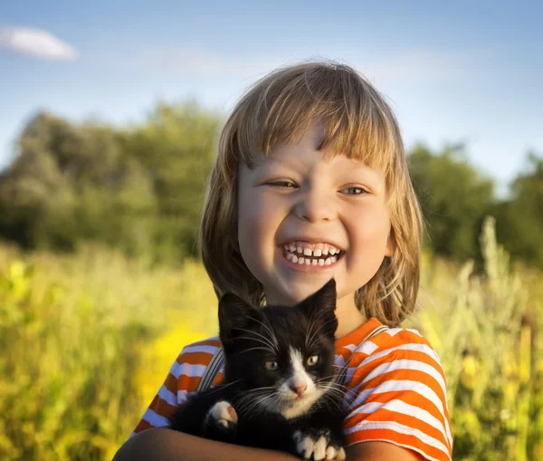 Niño feliz con un gatito —  Fotos de Stock