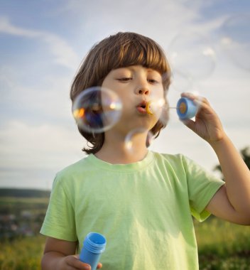 Çocuk kabarcıklarla oynuyor