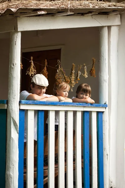 Jungen glücklich auf der Veranda eines alten Hauses — Stockfoto