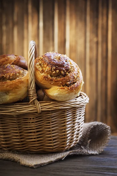Petits pains faits maison dans un panier — Photo