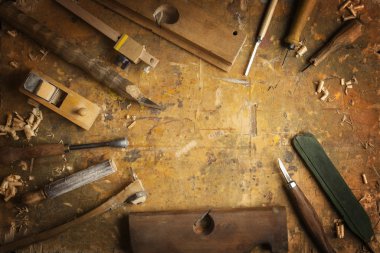 El aletleri ahşap bir eski ahşap tezgah üzerinde