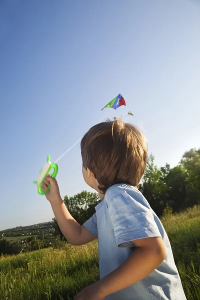 Glücklicher Junge mit Drachen — Stockfoto